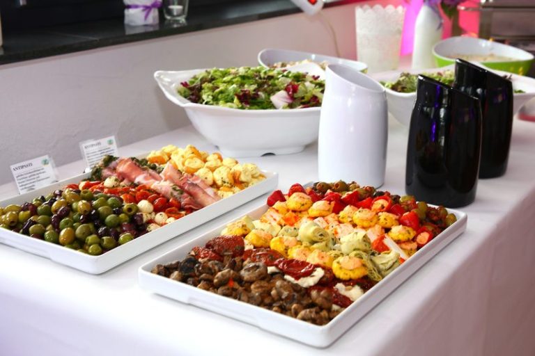 Ein Buffet mit verschiedenen Vorspeisen, Oliven, Käse, Gemüse und Salat.